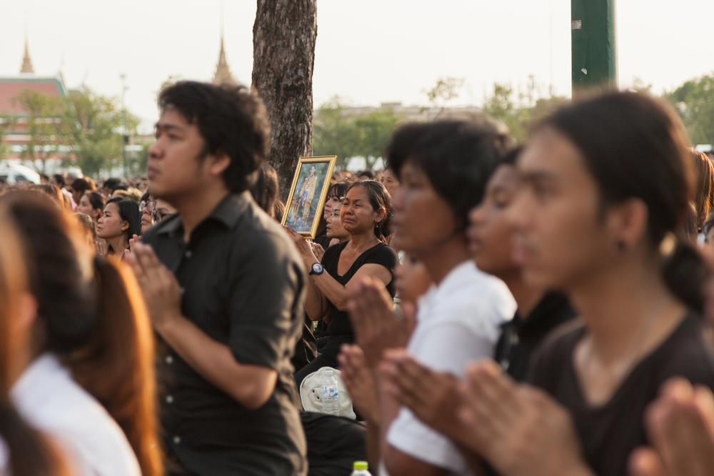 Tajlandczycy opłakują śmierć króla